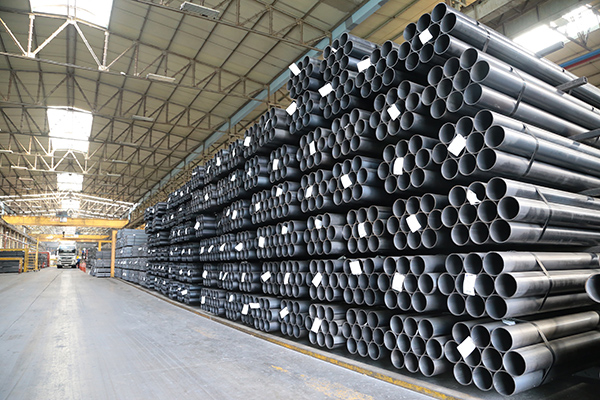 Almacén de tuberías industriales
